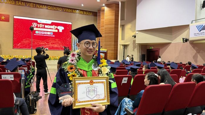 Điều Hiệu trưởng ĐH n&oacute;i với b&aacute;c sĩ CKI tại lễ tốt nghiệp - Ảnh 1.