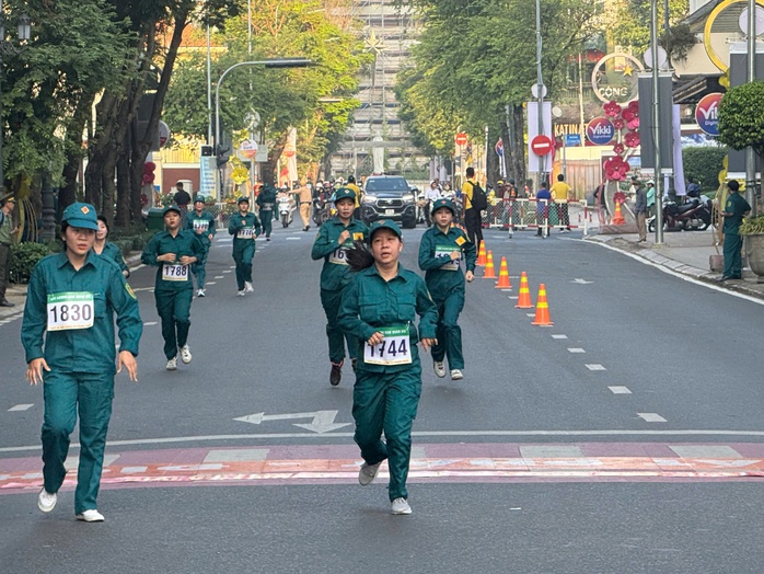 Chạy việt d&atilde; ở trung t&acirc;m th&agrave;nh phố, ch&agrave;o mừng ng&agrave;y th&agrave;nh lập Qu&acirc;n đội nh&acirc;n d&acirc;n Việt Nam - Ảnh 6.