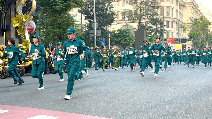 Chạy việt d&atilde; ở trung t&acirc;m th&agrave;nh phố, ch&agrave;o mừng ng&agrave;y th&agrave;nh lập Qu&acirc;n đội nh&acirc;n d&acirc;n Việt Nam - Ảnh 8.