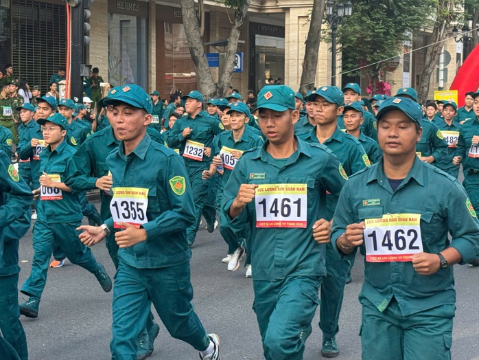 Chạy việt d&atilde; ở trung t&acirc;m th&agrave;nh phố, ch&agrave;o mừng ng&agrave;y th&agrave;nh lập Qu&acirc;n đội nh&acirc;n d&acirc;n Việt Nam - Ảnh 5.