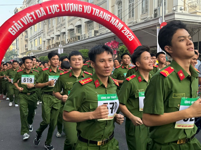 Chạy việt d&atilde; ở trung t&acirc;m th&agrave;nh phố, ch&agrave;o mừng ng&agrave;y th&agrave;nh lập Qu&acirc;n đội nh&acirc;n d&acirc;n Việt Nam - Ảnh 2.