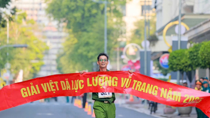 Chạy việt d&atilde; ở trung t&acirc;m th&agrave;nh phố, ch&agrave;o mừng ng&agrave;y th&agrave;nh lập Qu&acirc;n đội nh&acirc;n d&acirc;n Việt Nam - Ảnh 3.