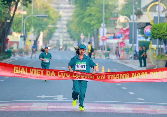 Chạy việt d&atilde; ở trung t&acirc;m th&agrave;nh phố, ch&agrave;o mừng ng&agrave;y th&agrave;nh lập Qu&acirc;n đội nh&acirc;n d&acirc;n Việt Nam - Ảnh 4.
