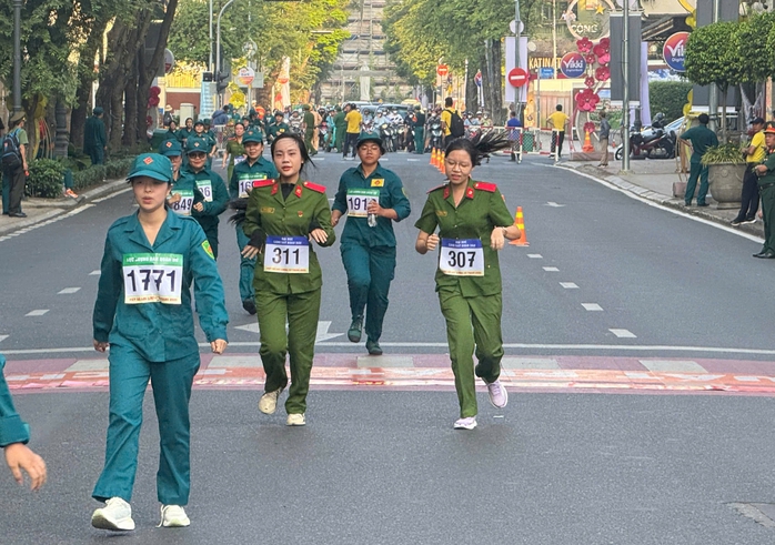 Chạy việt d&atilde; ở trung t&acirc;m th&agrave;nh phố, ch&agrave;o mừng ng&agrave;y th&agrave;nh lập Qu&acirc;n đội nh&acirc;n d&acirc;n Việt Nam - Ảnh 7.