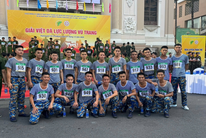 Chạy việt d&atilde; ở trung t&acirc;m th&agrave;nh phố, ch&agrave;o mừng ng&agrave;y th&agrave;nh lập Qu&acirc;n đội nh&acirc;n d&acirc;n Việt Nam - Ảnh 9.