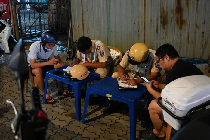 Ra nhậu để chia sẻ chuyện buồn với bạn thân, người đàn ông bị phạt 9 triệu đồng - Ảnh 2.