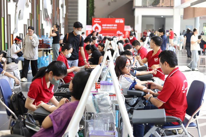 Nguồn m&aacute;u dự trữ cứu người giảm, h&agrave;ng trăm người tham gia hiến m&aacute;u - Ảnh 1.