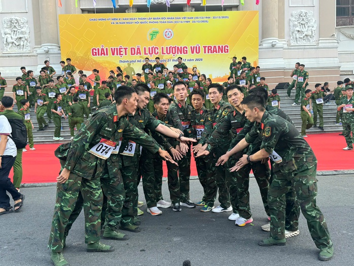 Chạy việt d&atilde; ở trung t&acirc;m th&agrave;nh phố, ch&agrave;o mừng ng&agrave;y th&agrave;nh lập Qu&acirc;n đội nh&acirc;n d&acirc;n Việt Nam - Ảnh 10.