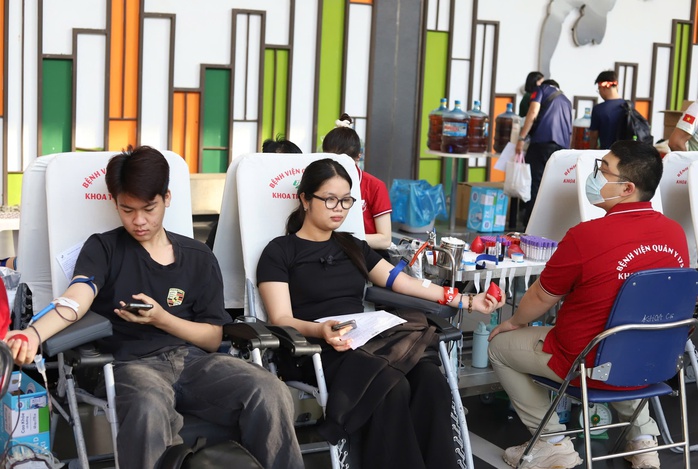 Nguồn m&aacute;u dự trữ cứu người giảm, h&agrave;ng trăm người tham gia hiến m&aacute;u - Ảnh 3.