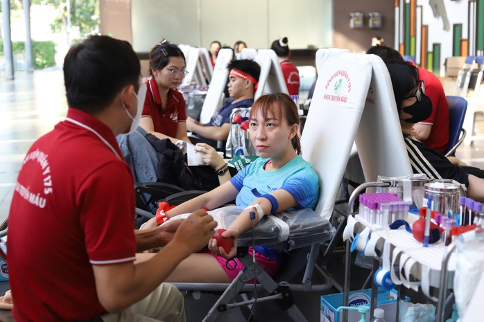 Nguồn m&aacute;u dự trữ cứu người giảm, h&agrave;ng trăm người tham gia hiến m&aacute;u - Ảnh 2.