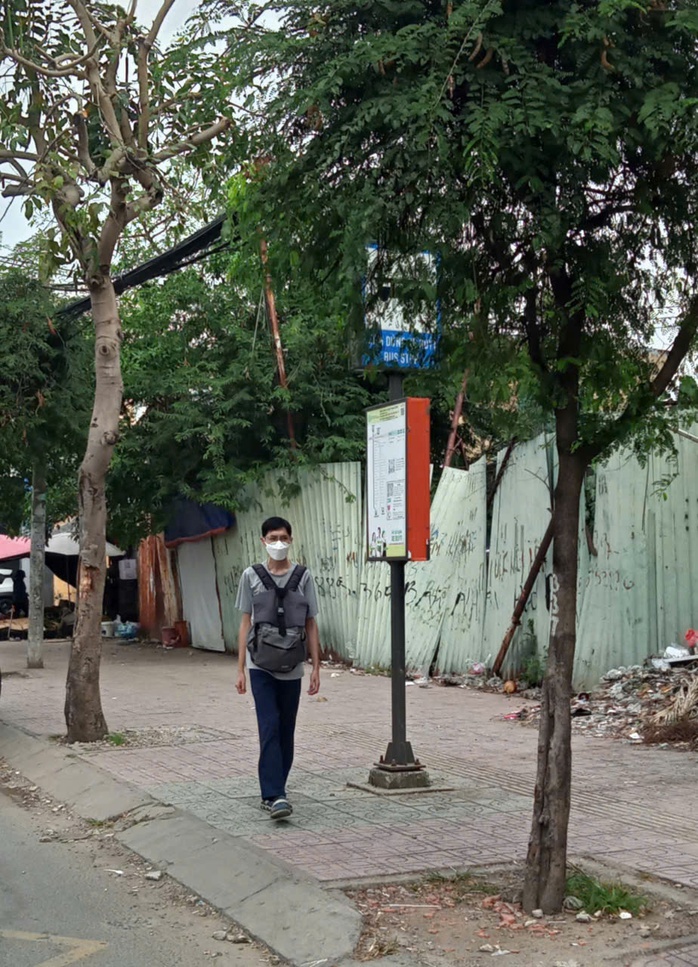 Trạm chờ xe bu&yacute;t đ&atilde; th&ocirc;ng tho&aacute;ng - Ảnh 1.