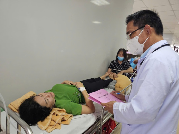 TPHCM: H&agrave;ng chục trường hợp phải v&agrave;o bệnh viện, điểm chung đều ăn b&aacute;nh m&igrave; - Ảnh 1.