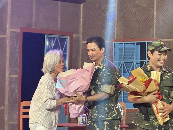 "Người mẹ v&agrave; thanh gươm", dạt d&agrave;o cảm x&uacute;c khi xem lại t&aacute;c phẩm của nh&agrave; thơ Phan Vũ - Ảnh 2.