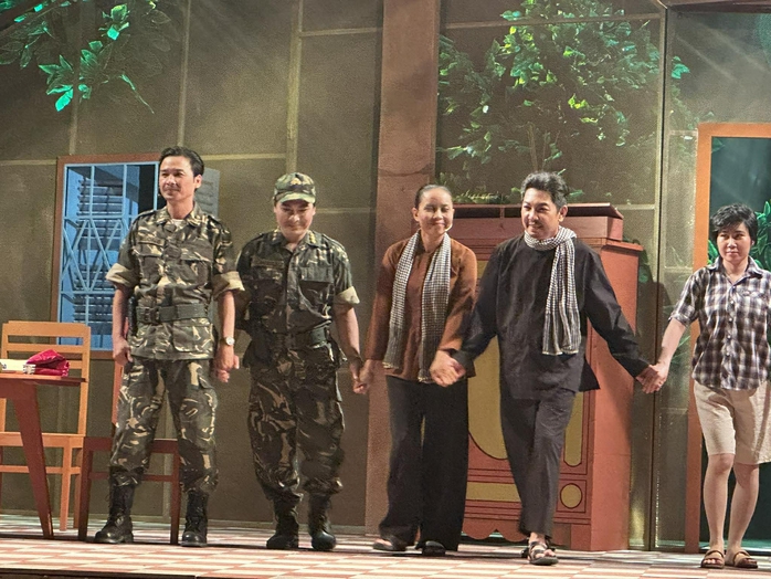 "Người mẹ v&agrave; thanh gươm", dạt d&agrave;o cảm x&uacute;c khi xem lại t&aacute;c phẩm của nh&agrave; thơ Phan Vũ - Ảnh 6.