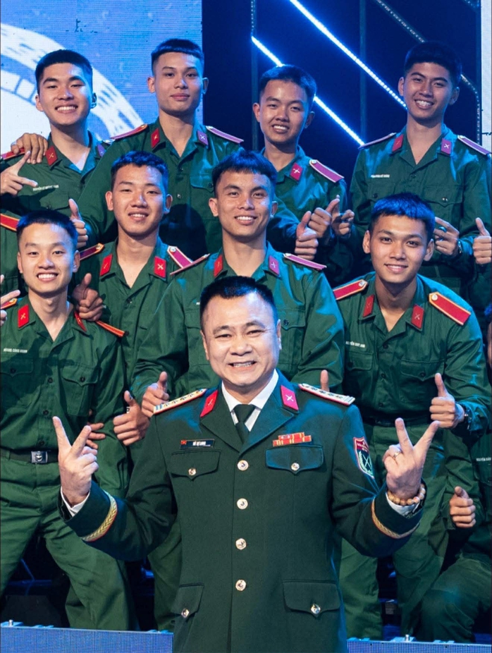 NSND Tự Long tự h&agrave;o mang hai sắc &aacute;o v&agrave; một tr&aacute;i tim trọn vẹn với Tổ quốc - Ảnh 2.