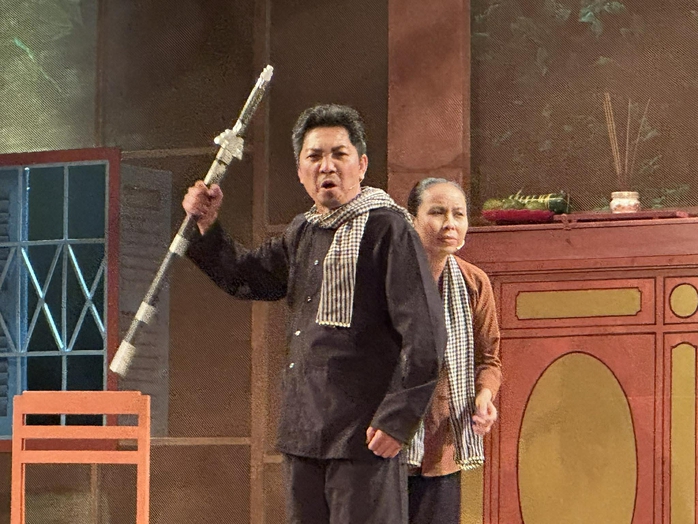 "Người mẹ v&agrave; thanh gươm", dạt d&agrave;o cảm x&uacute;c khi xem lại t&aacute;c phẩm của nh&agrave; thơ Phan Vũ - Ảnh 1.