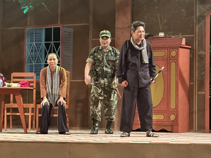 "Người mẹ v&agrave; thanh gươm", dạt d&agrave;o cảm x&uacute;c khi xem lại t&aacute;c phẩm của nh&agrave; thơ Phan Vũ - Ảnh 4.