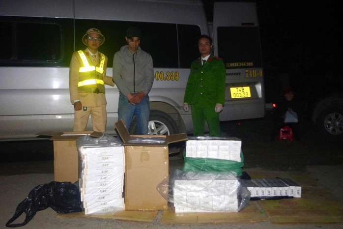 Kiểm tra xe &ocirc; t&ocirc; ph&aacute;t hiện thuốc l&aacute; lậu tại Quảng Trị - Ảnh 1.