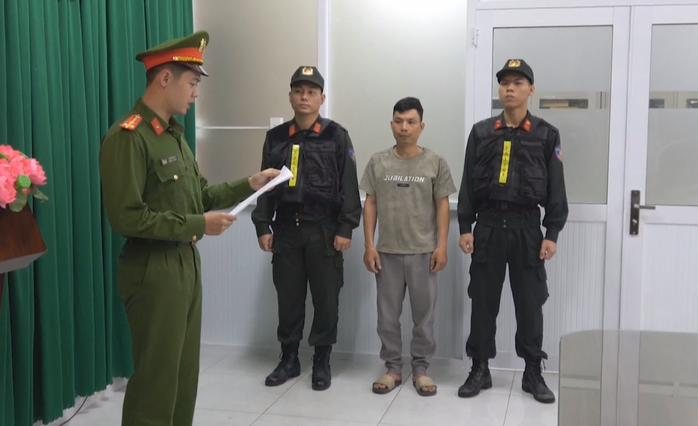 C&ocirc;ng an TPHCM th&ocirc;ng tin quy tr&igrave;nh l&agrave;m thịt b&ograve; giả, bắt 7 người - Ảnh 2.