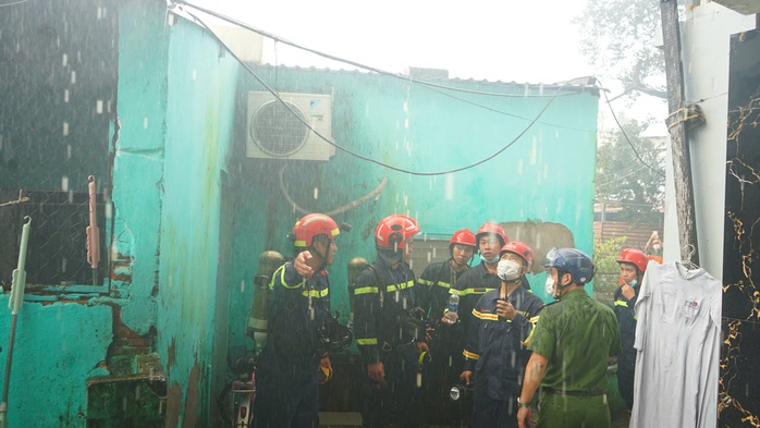 Hỏa hoạn Đ&agrave; Nẵng b&ugrave;ng ph&aacute;t tại nh&agrave; 4 tầng trong hẻm nhỏ , Lực lượng cứu hỏa ứng ph&oacute; kịp thời - Ảnh 4.