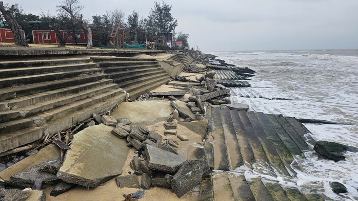 K&egrave; biển h&agrave;ng chục tỉ đồng chưa nghiệm thu đ&atilde; hỏng nặng - Ảnh 1.