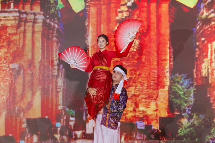 Hoa hậu Sinh vi&ecirc;n H&ograve;a b&igrave;nh Việt Nam g&acirc;y quỹ hơn 386 triệu đồng  - Ảnh 3.