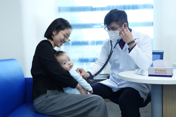 Kh&aacute;ng thể đơn d&ograve;ng RSV ph&ograve;ng vi&ecirc;m phổi, vi&ecirc;m tiểu phế quản cho trẻ nhỏ được ti&ecirc;m tại VNVC to&agrave;n quốc - Ảnh 2.