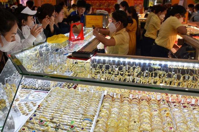 Giá vàng hôm nay 24-12: Giá vàng thế giới tăng rất mạnh - Ảnh 1.