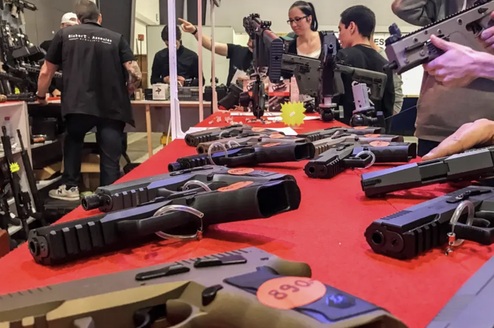 Những tiếng s&uacute;ng &aacute;m ảnh to&agrave;n cầu: Kh&aacute;c biệt quan điểm, t&igrave;nh h&igrave;nh sử dụng s&uacute;ng - Ảnh 2.