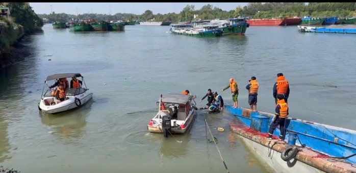 Chìm tàu chở đá trên sông Đồng Nai, 1 người tử vong - Ảnh 1.