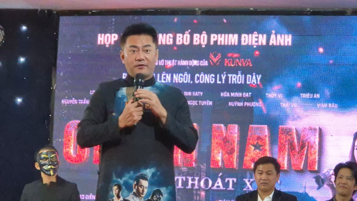 Trương Minh Cường "hy sinh" một c&aacute;nh tay v&igrave; m&ecirc; đ&aacute;nh đấm, h&agrave;nh động - Ảnh 1.