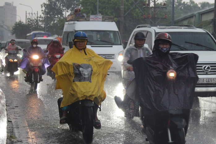 Chiều nay, mưa tr&aacute;i m&ugrave;a tr&uacute;t xuống TPHCM, nguy&ecirc;n nh&acirc;n do đ&acirc;u? - Ảnh 1.