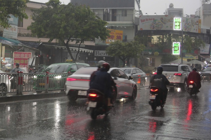 Chiều nay, mưa tr&aacute;i m&ugrave;a tr&uacute;t xuống TPHCM, nguy&ecirc;n nh&acirc;n do đ&acirc;u? - Ảnh 4.