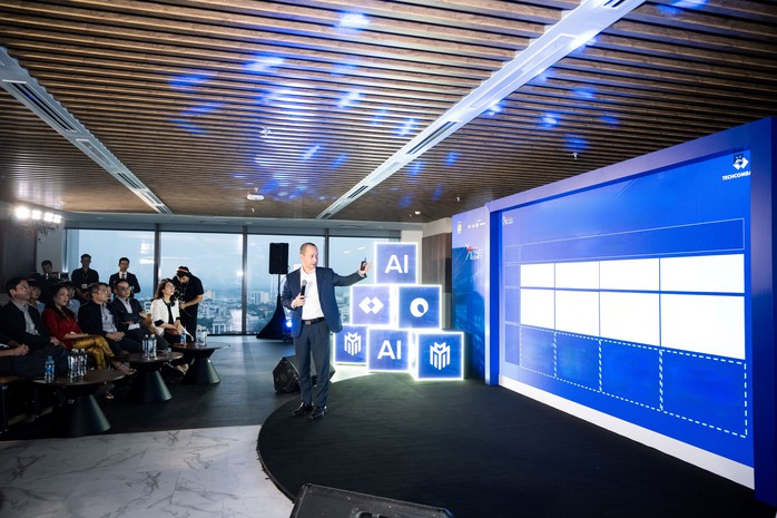 Techcombank ch&agrave;o đ&oacute;n nh&acirc;n t&agrave;i &lsquo;A.I thực chiến&rsquo; tham quan trụ sở - Ảnh 2.