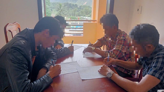 Gi&aacute; v&agrave;ng tăng cao , người d&acirc;n Đ&agrave; Nẵng t&igrave;m vận may trong rừng - Ảnh 1.