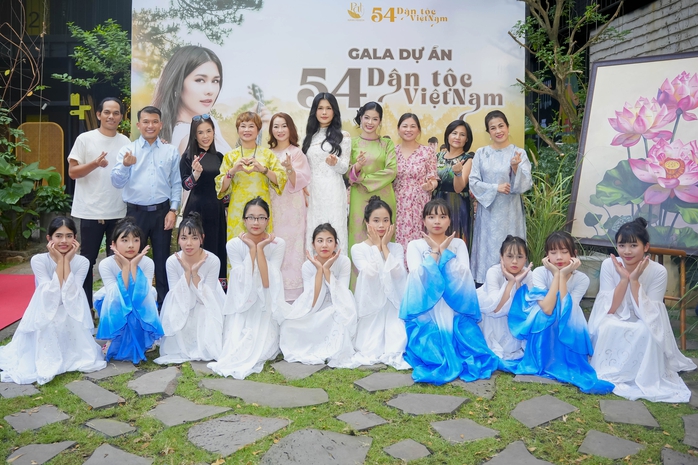 Ph&uacute;c Anh đấu gi&aacute; bức tranh "Hoa sen 54 d&acirc;n tộc Việt Nam" vừa được x&aacute;c lập kỷ lục!  - Ảnh 3.