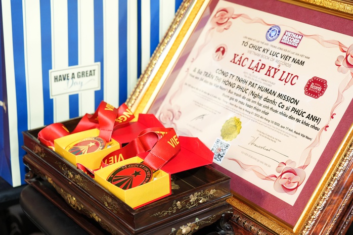 Ph&uacute;c Anh đấu gi&aacute; bức tranh "Hoa sen 54 d&acirc;n tộc Việt Nam" vừa được x&aacute;c lập kỷ lục!  - Ảnh 2.