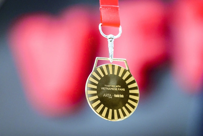 V&ocirc; địch SEA Games 33, HLV Kim Sang-sik nhận huy chương 33 chỉ v&agrave;ng 24K - Ảnh 2.