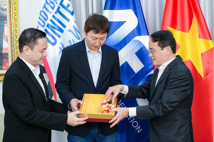 V&ocirc; địch SEA Games 33, HLV Kim Sang-sik nhận huy chương 33 chỉ v&agrave;ng 24K - Ảnh 1.