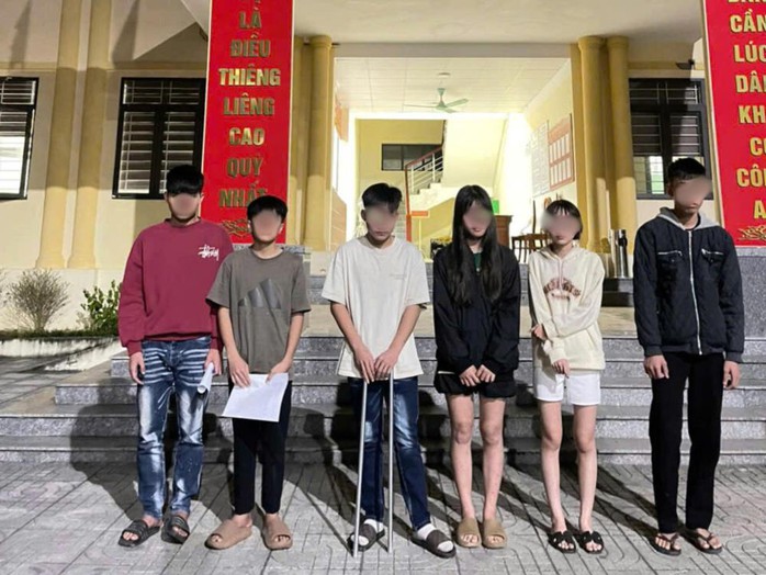 Kịp thời ngăn chặn nh&oacute;m học sinh lớp 11 mang theo hung kh&iacute; hẹn nhau giải quyết m&acirc;u thuẫn - Ảnh 1.