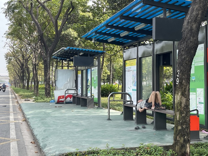TPHCM Phát hiện thanh niên tử vong tại trạm xe buýt , nguyên nhân đang được điều tra - Ảnh 1. TPHCM Phát hiện thanh niên tử vong tại trạm xe buýt , nguyên nhân đang được điều tra - Ảnh 1.