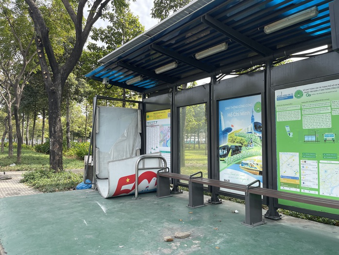 TPHCM Phát hiện thanh niên tử vong tại trạm xe buýt , nguyên nhân đang được điều tra - Ảnh 2. TPHCM Phát hiện thanh niên tử vong tại trạm xe buýt , nguyên nhân đang được điều tra - Ảnh 2.