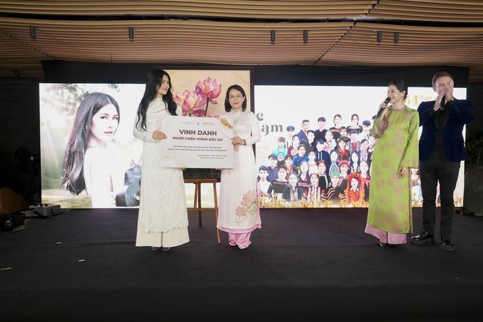 Ph&uacute;c Anh đấu gi&aacute; bức tranh "Hoa sen 54 d&acirc;n tộc Việt Nam" vừa được x&aacute;c lập kỷ lục!  - Ảnh 4.