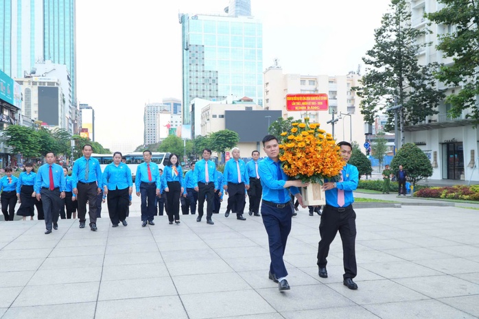 C&aacute;n bộ C&ocirc;ng đo&agrave;n, CNVC-LĐ TPHCM d&acirc;ng hương, d&acirc;ng hoa tưởng nhớ B&aacute;c Hồ, B&aacute;c T&ocirc;n - Ảnh 1.