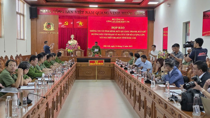 Họp b&aacute;o c&ocirc;ng bố triệt ph&aacute; đường d&acirc;y bu&ocirc;n b&aacute;n ma t&uacute;y khủng, thu giữ 2 khẩu s&uacute;ng - Ảnh 1.