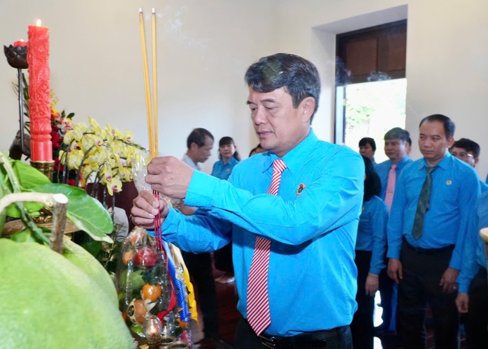 C&aacute;n bộ C&ocirc;ng đo&agrave;n, CNVC-LĐ TPHCM d&acirc;ng hương, d&acirc;ng hoa tưởng nhớ B&aacute;c Hồ, B&aacute;c T&ocirc;n - Ảnh 2.