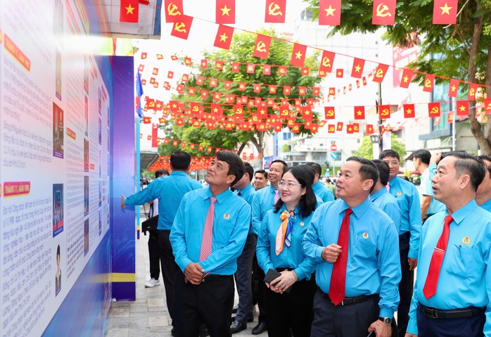 Khai mạc triển l&atilde;m ảnh "C&ocirc;ng đo&agrave;n TPHCM - Niềm tin của người lao động" - Ảnh 1.