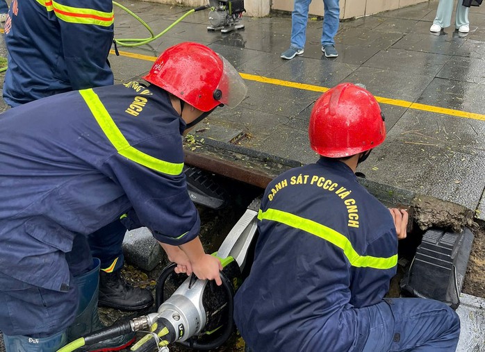 C&ocirc;ng an Đ&agrave; Nẵng hỗ trợ du kh&aacute;ch t&igrave;m điện thọai rơi xuống cống - Ảnh 2.