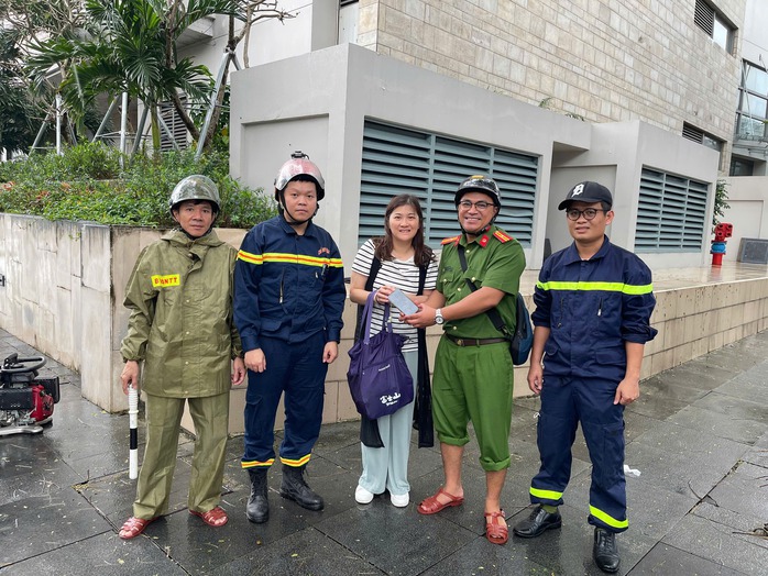 C&ocirc;ng an Đ&agrave; Nẵng hỗ trợ du kh&aacute;ch t&igrave;m điện thọai rơi xuống cống - Ảnh 4.