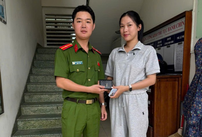 C&ocirc;ng an Đ&agrave; Nẵng hỗ trợ du kh&aacute;ch t&igrave;m điện thọai rơi xuống cống - Ảnh 5.